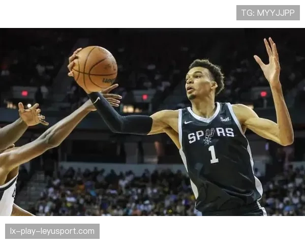 圣安东尼奥马刺 114-93 狂胜开拓者，文班亚马砍下 25+15，马刺 3-1 夺得系列赛赛点。
